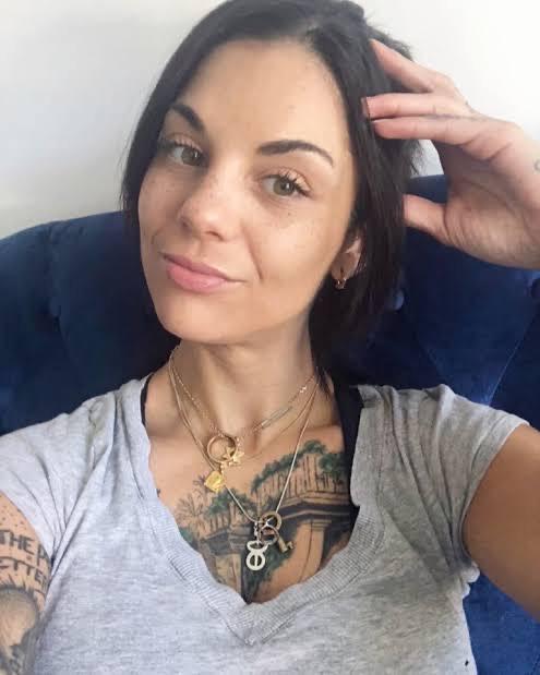 Tattooed chick looking to meet up Tattooed chick looking to meet up