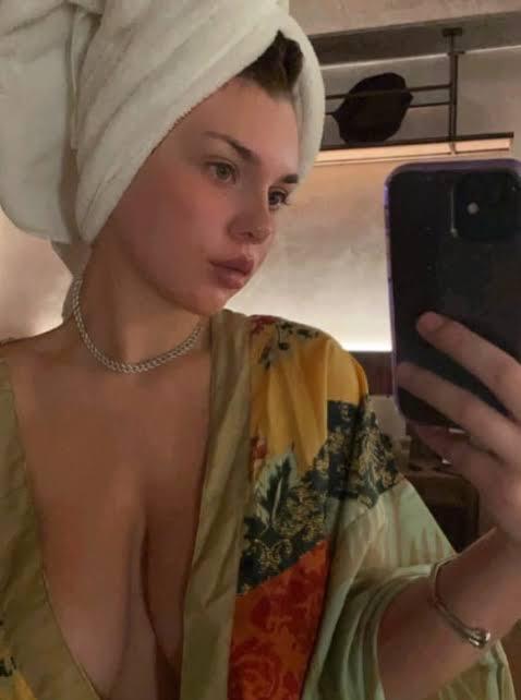 Cute escort here Cute escort here