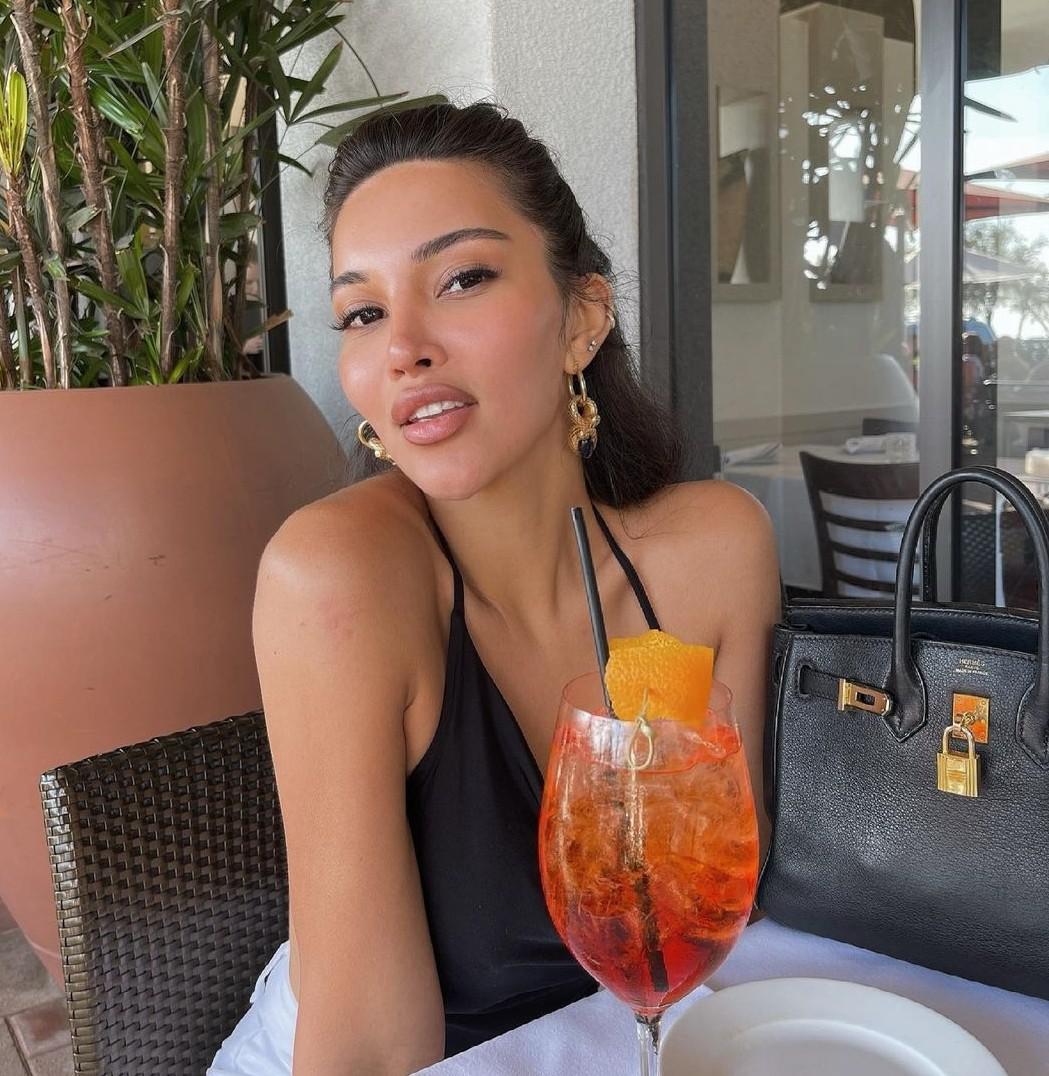 I love squirting💦 always horny for fun, with her wet pussy, bj and hard fuck I love squirting💦 always horny for fun, with her wet pussy, bj and hard fuck
