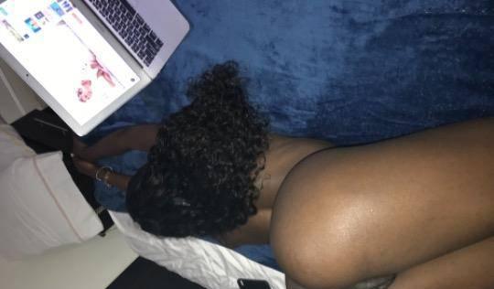 La jolie Lexxi super cochonne viens t’amuser La jolie Lexxi super cochonne viens t’amuser