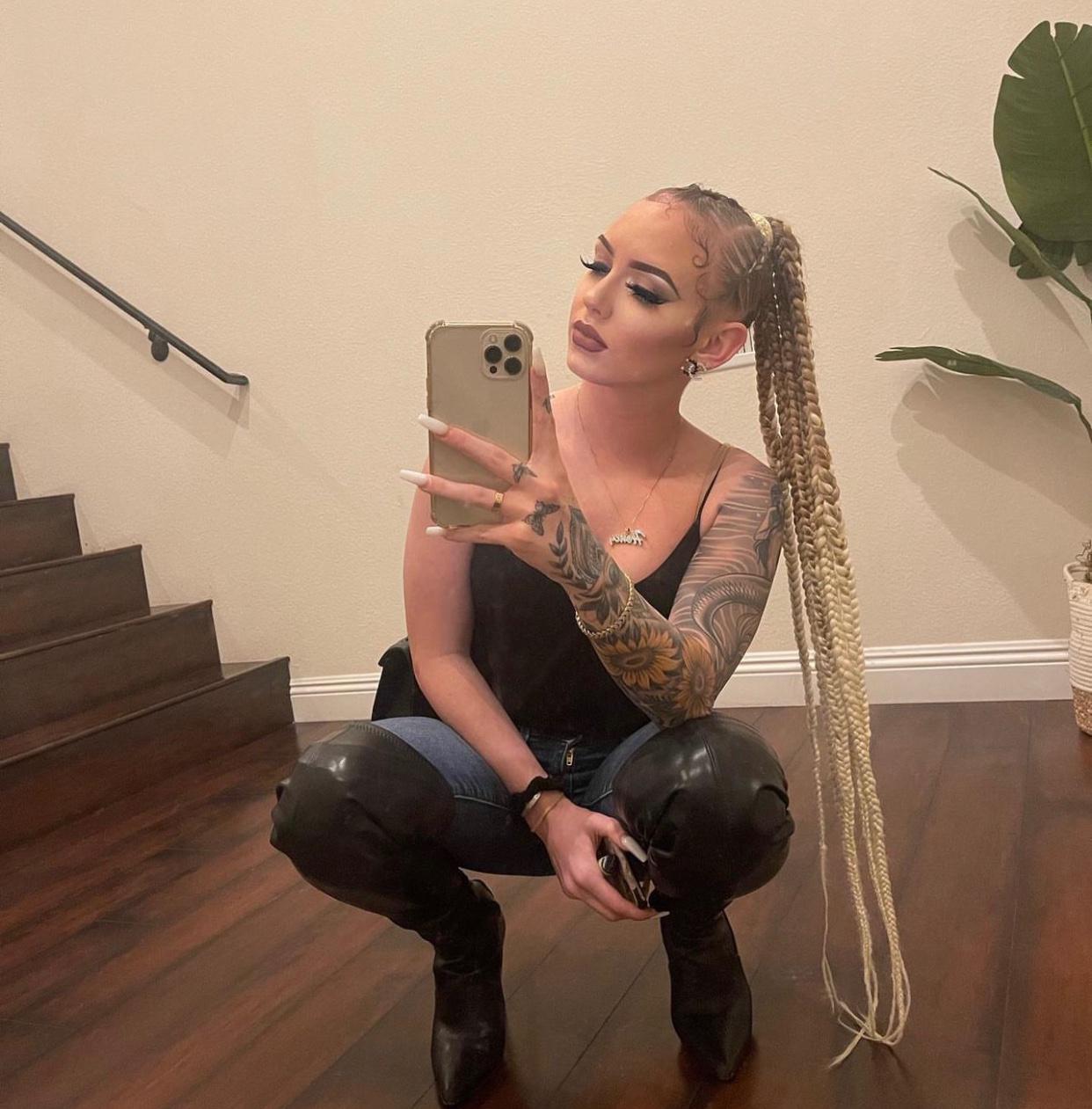 Escort available for hook up Escort available for hook up