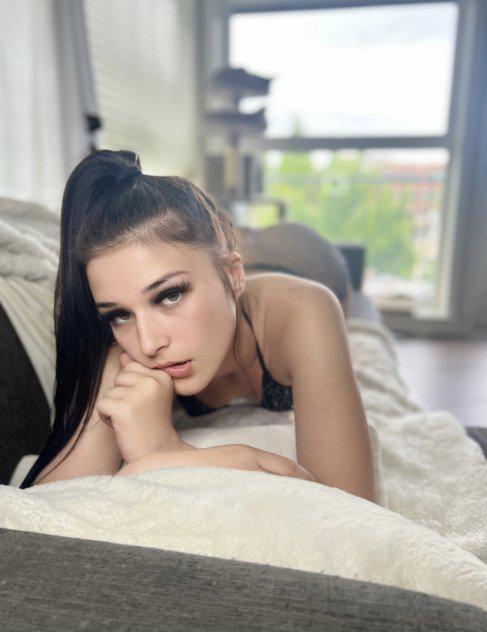Sexy Slim Brunette Sexy Slim Brunette