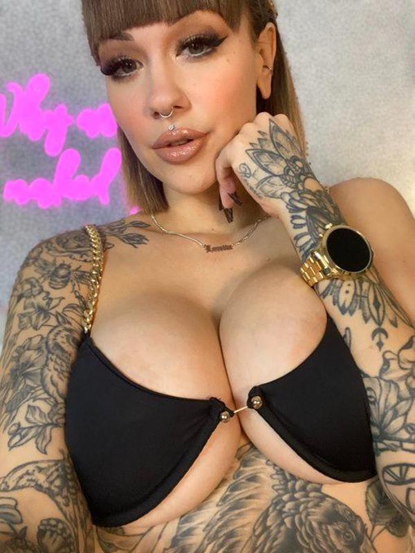 Female escort 🍑💯💦🍑🍆😒😈🖤