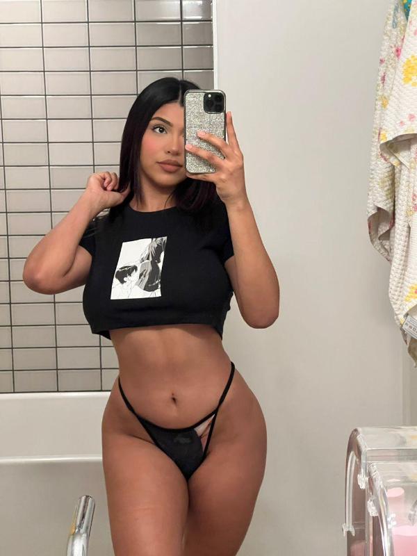 22 year old thottie available for fun Snapchat @ bananas_han