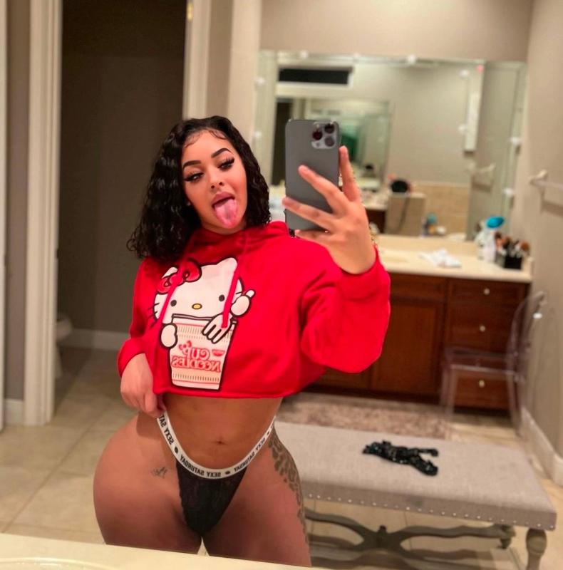 WHO IS DOWN 🍆TO HOOK UP AND FUCK ME 💦💦 snapchat : High_gee001