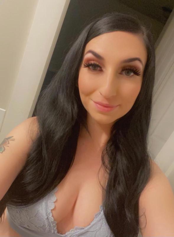 Brunette Bombshell 😘