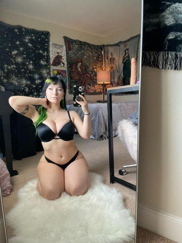 Let’s get wet and nasty daddy’s 🍆🍑🥵 💦