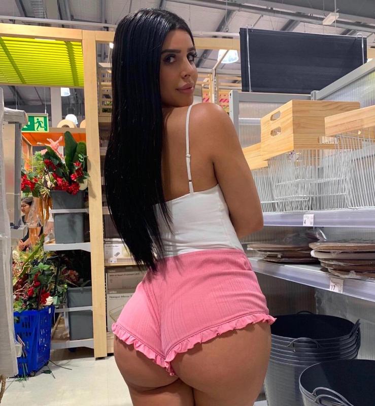 I’m available for hookups 🍆🍑💦