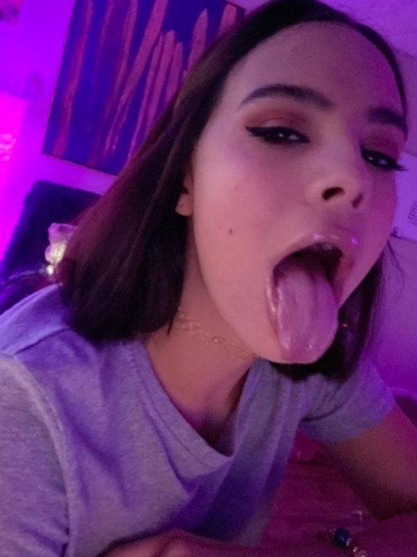 AVAILABLE FOR HOOKUPS 🍑🍑💦💦🍆🍆