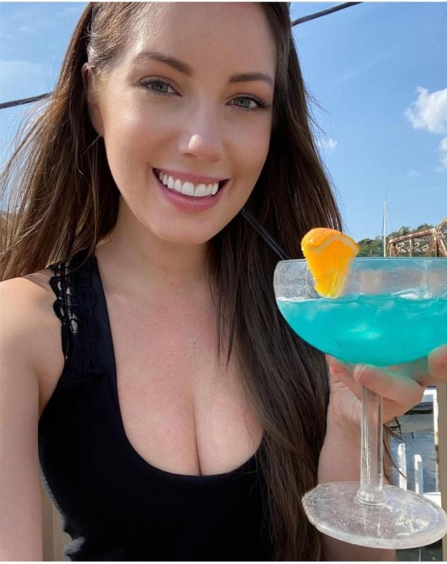 ESCORT AVAILABLE FOR HOOKUP