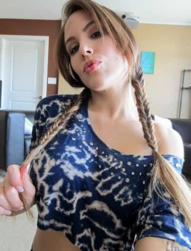 Am available for hook up 😘