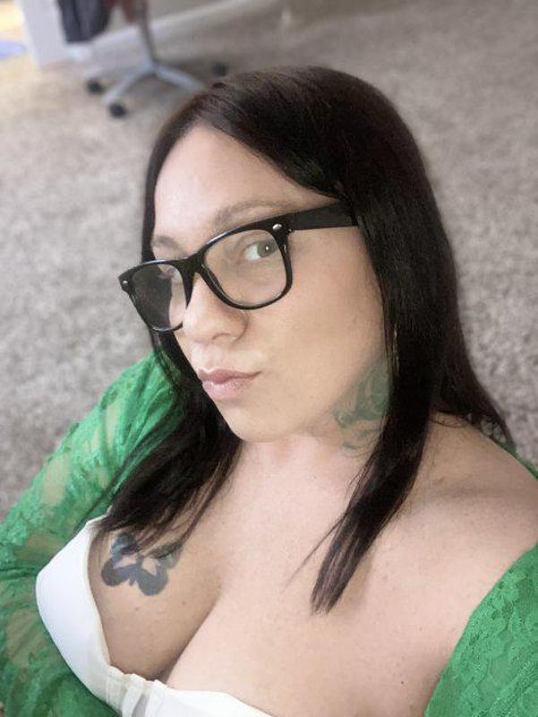 Curvy Brunette Milf IG: @genaraybae